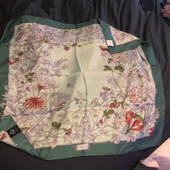 Last chance to purchase..Gucci Green Wondergarden Crest 100% Silk Scarf/Wrap - Picture 4 of 4